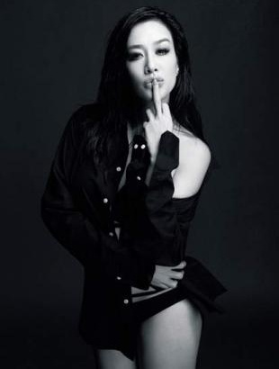 曾与周星驰郭富城传过绯闻，如今晒全家福照片，满屏大长腿