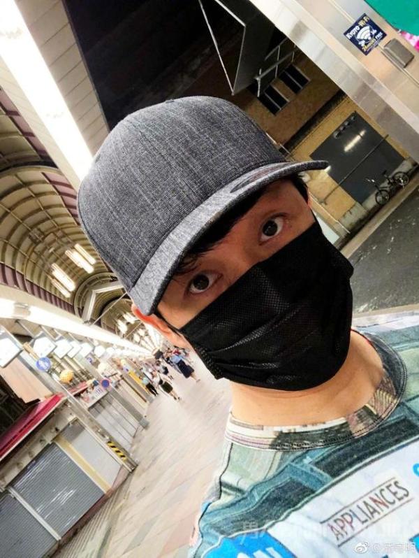 潘粤明报平安 网友操碎心：可别伤着哥哥的腹肌！