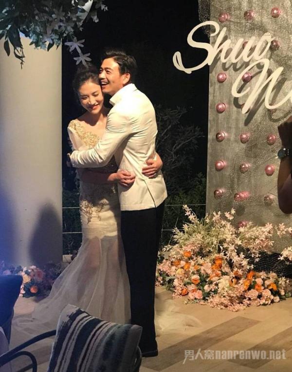 杨烁婚礼 都有两个孩子了才办婚礼 妻子竟然是她