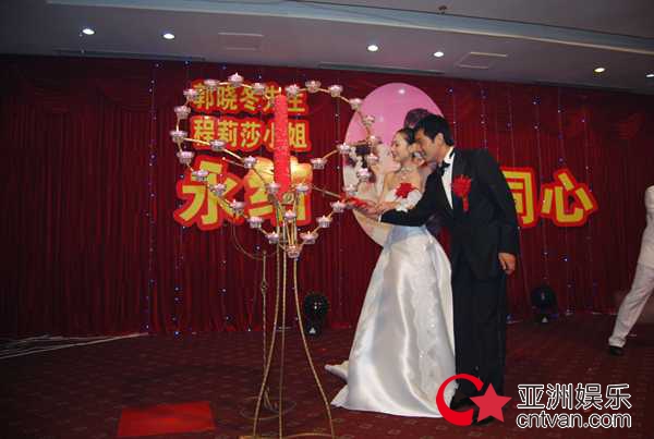 程莉莎郭晓东农村婚礼图曝光     程莉莎车顶撒糖全村祝福