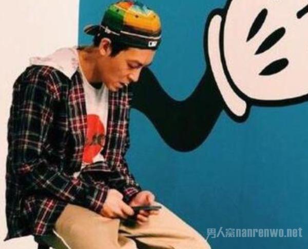 陈冠希穿潮装玩手机 被拖鞋帽子实力抢镜!