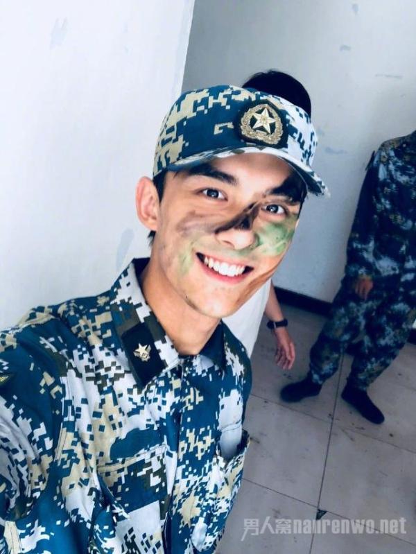 吴磊军训结束自拍 帅到为迷彩装代言，吴磊怎么黑成了这样？