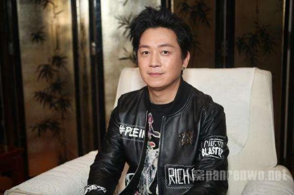 潘粤明报平安 网友操碎心：可别伤着哥哥的腹肌！