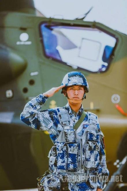 杨幂王威互关，网友：兵哥哥要进军娱乐圈，直播操练了吗？