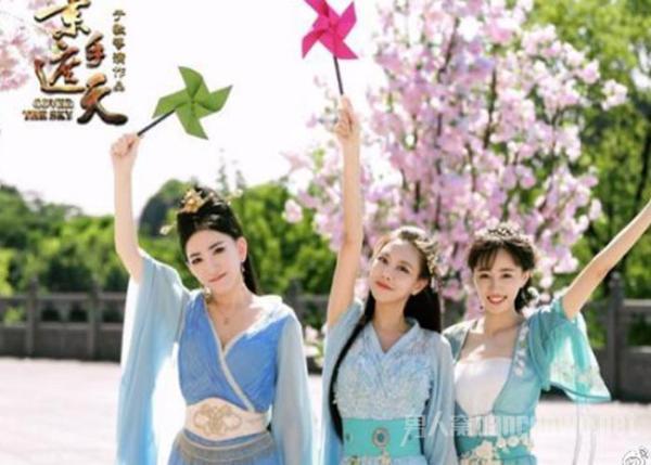 时尚教主黄婷婷机场亮相 牛仔裙当腰封绝了