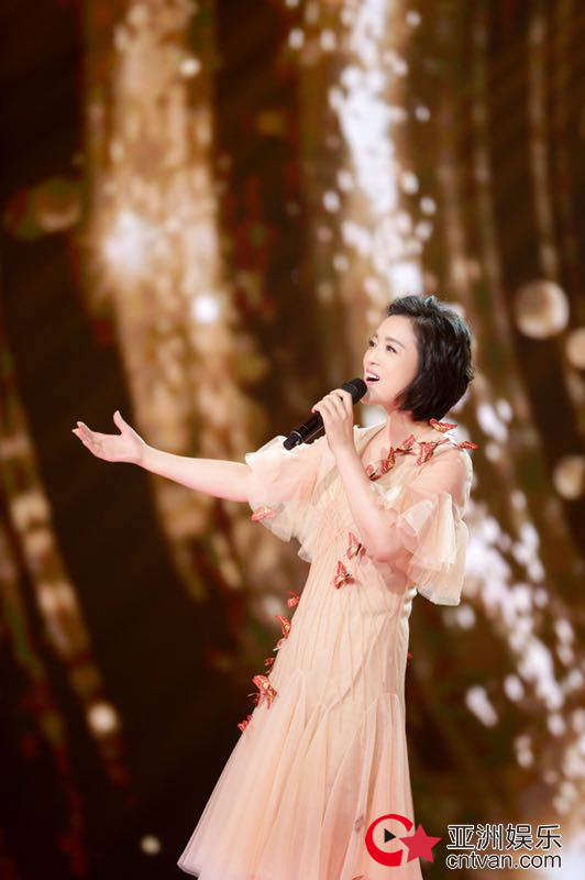 唱将白雪亮相《全球中文音乐榜上榜》 温柔演绎邓丽君名作《千言万语》