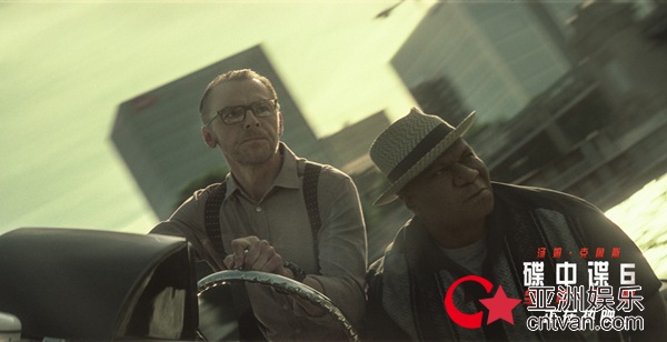 《碟中谍6：全面瓦解》曝“夺命狂奔”版正片片段　阿汤哥楼顶频频玩命 后勤西蒙连连掉链