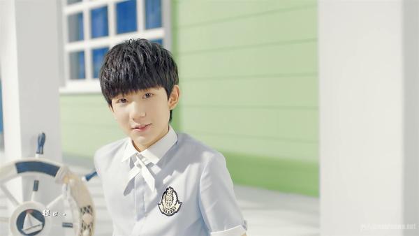 王源机场走儿童道 儿童通道给了刚哥致命的一击