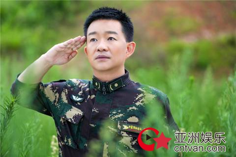 军旅歌手郑登峰携手好友小曾唱出军人本色《骄傲的时刻》