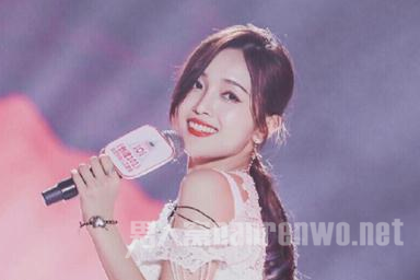 吴宣仪新代言 撩衣服露小腹引争议