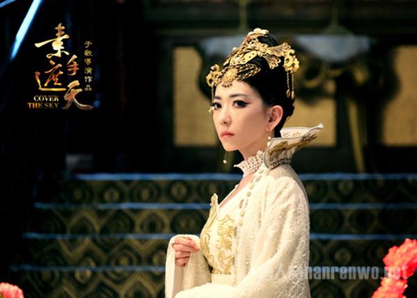 时尚教主黄婷婷机场亮相 牛仔裙当腰封绝了