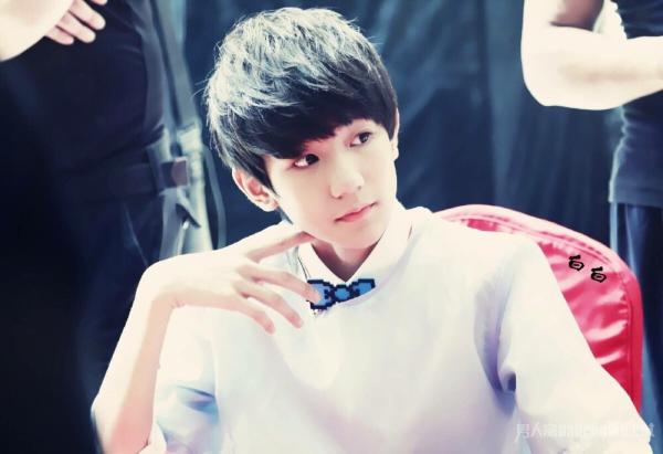 王源机场走儿童道 儿童通道给了刚哥致命的一击