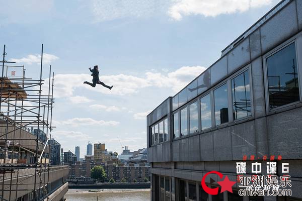 《碟中谍6：全面瓦解》曝“夺命狂奔”版正片片段　阿汤哥楼顶频频玩命 后勤西蒙连连掉链