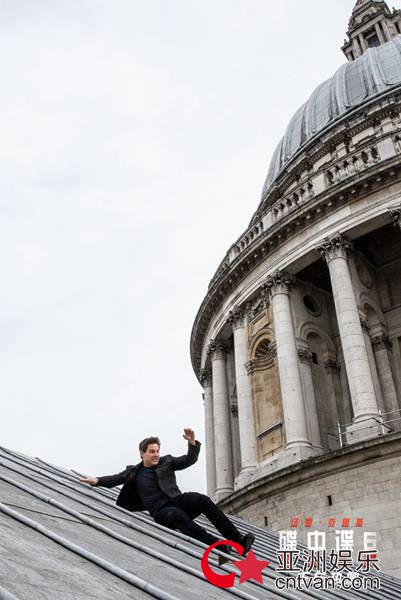 《碟中谍6：全面瓦解》曝“夺命狂奔”版正片片段　阿汤哥楼顶频频玩命 后勤西蒙连连掉链