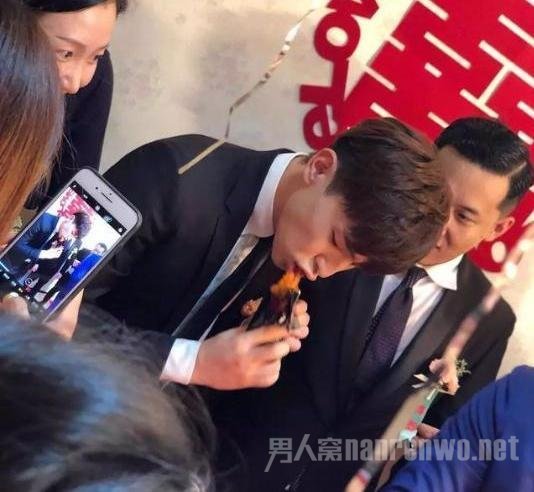 邓伦伴郎为好兄弟穿裙子吃辣条,粉丝表白当我郎君可好!