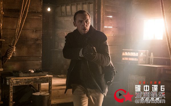 《碟中谍6：全面瓦解》曝“夺命狂奔”版正片片段　阿汤哥楼顶频频玩命 后勤西蒙连连掉链