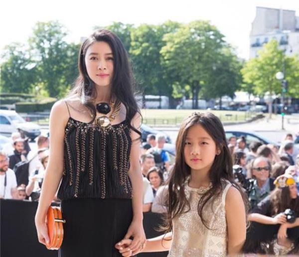 丈夫在牢中病逝，她独自把女儿养大，现如今身价上亿气质不减