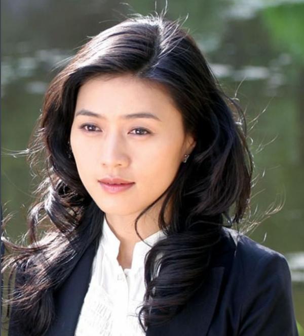 丈夫在牢中病逝，她独自把女儿养大，现如今身价上亿气质不减