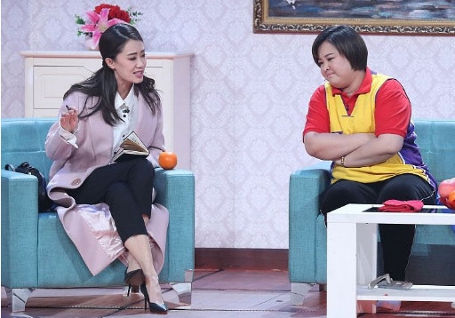 冯巩“女儿” 杨幂同学 出道10年都没走红 却在春晚跷二郎腿爆红
