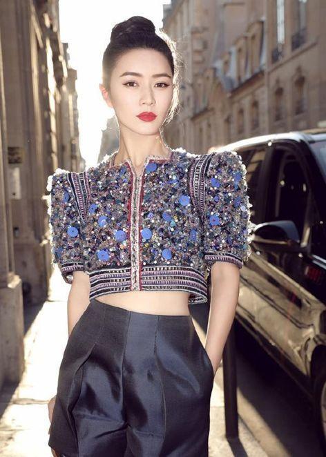 丈夫在牢中病逝，她独自把女儿养大，现如今身价上亿气质不减