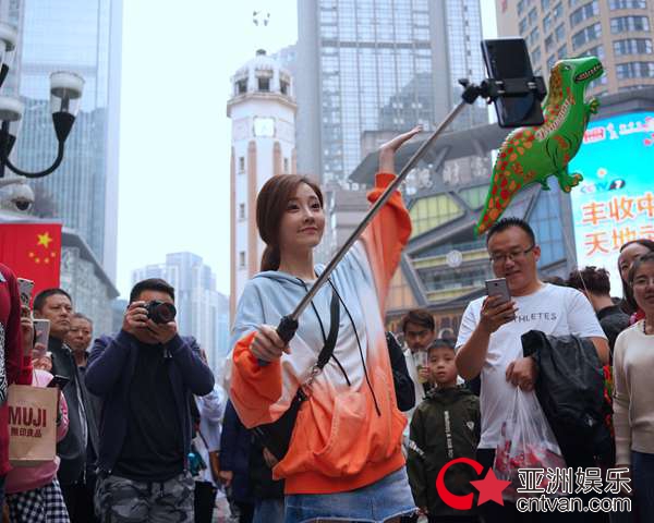 冯提莫最新单曲《青空》好评不断 长假在家乡重庆地标拍视频