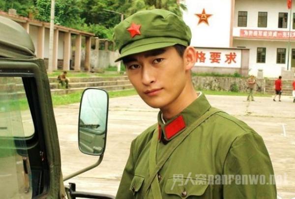 【盘点吧】刘昊然军训后遗症 当红男星军装照大盘点