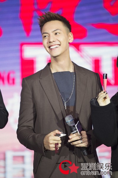 陈伟霆《下一站传奇》自曝拥有十二块腹肌 与邓紫棋再现“兄妹”互动