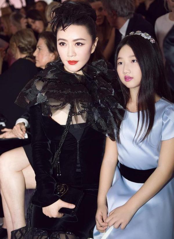 丈夫在牢中病逝，她独自把女儿养大，现如今身价上亿气质不减