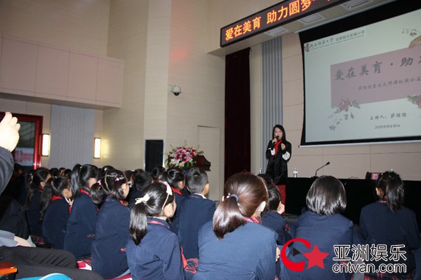 萨顶顶音乐大师课公益活动进校园 与莘莘学子分享艺术感悟