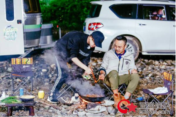 品哥陈赫加入《野生厨房》玩心大发 组队李诞