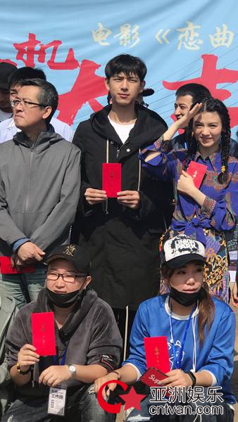 梅峰导演《恋曲1980》电影今日正式开机 《不成问题的问题》原班人马再聚首