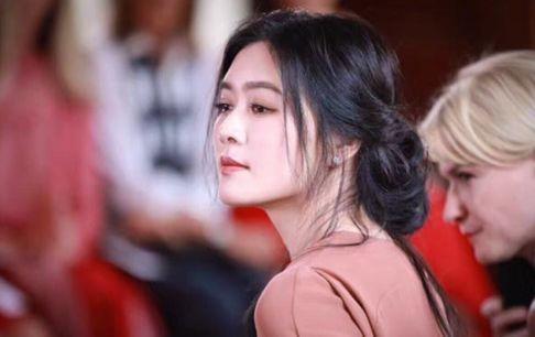 丈夫在牢中病逝，她独自把女儿养大，现如今身价上亿气质不减