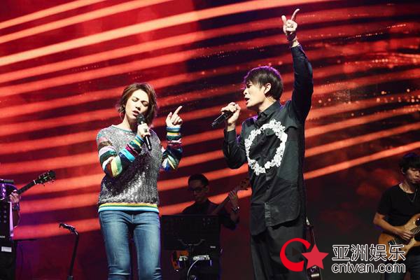 陈洁仪办新专发布音乐会 神秘嘉宾蔡健雅送上蒸粿象征姐妹情珍贵