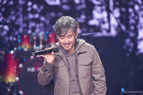 吴秀波单膝跪地致歉为什么？原来是因为她吗？