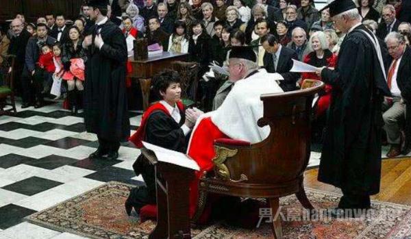 邓亚萍谈下跪门 跪着接过学位证书,他可不是教皇