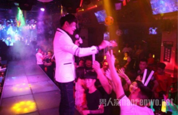 山寨版明星范一贤 打着假照片靠商演赚取钱财