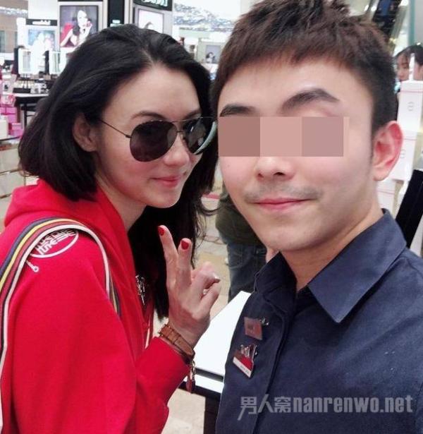 网友偶遇张柏芝 颜值依旧 亲切大方和网友合影留念