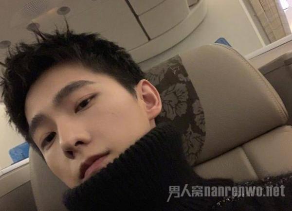 杨洋 想触碰又收回的手 与男舞者互相试探 两钢铁直男