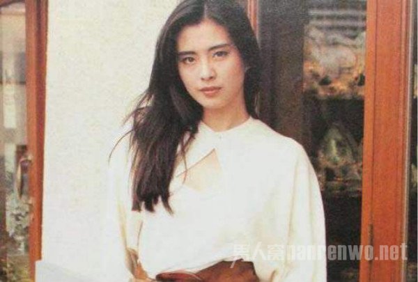 王祖贤和周润发合影 一张合照为何引发粉丝感慨？