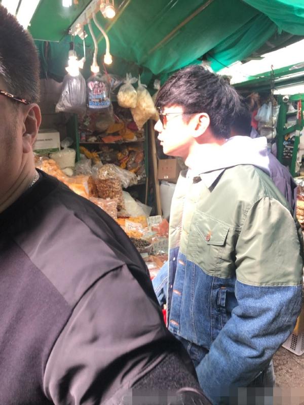 表情亮了!网友偶遇谢霆锋林俊杰逛菜市场 墨镜遮面酷帅有型