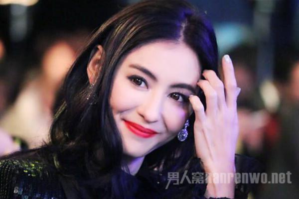 网友偶遇张柏芝 颜值依旧 亲切大方和网友合影留念