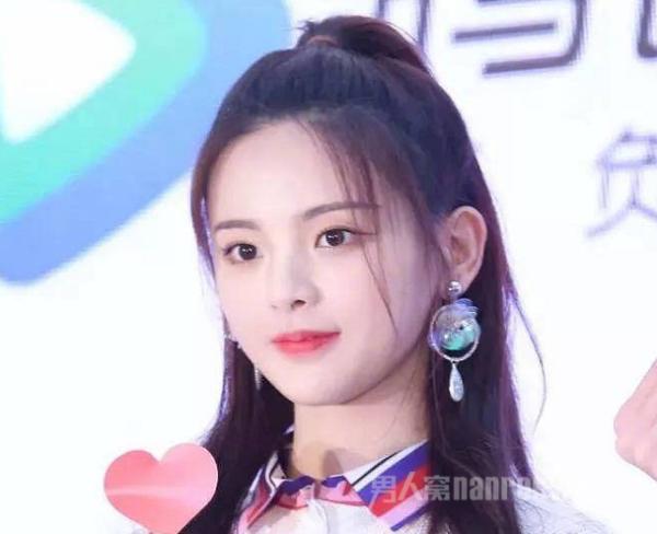 杨超越登上中国新闻周刊封面 是否实至名归？