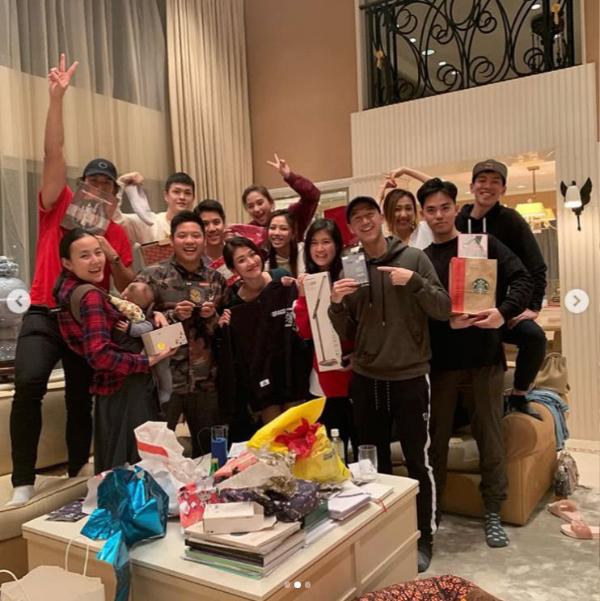 赌王千金何超莲家中开派对 与邓紫棋合照氛围欢乐