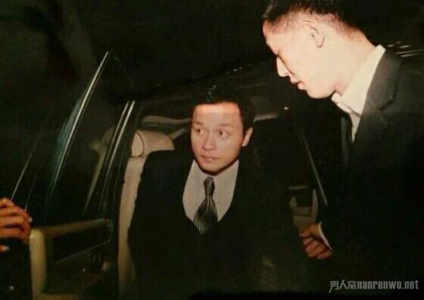 唐鹤德晒张国荣合照 愿包容这份爱的时代到来！