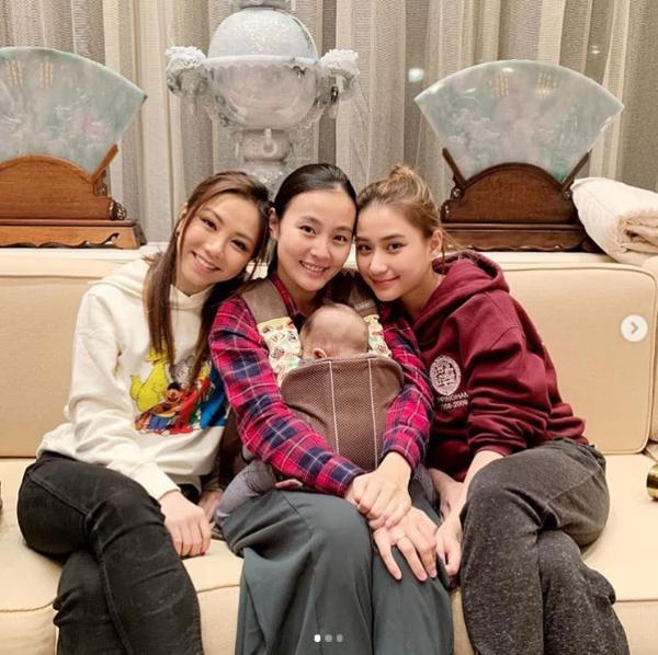 赌王千金何超莲家中开派对 与邓紫棋合照氛围欢乐