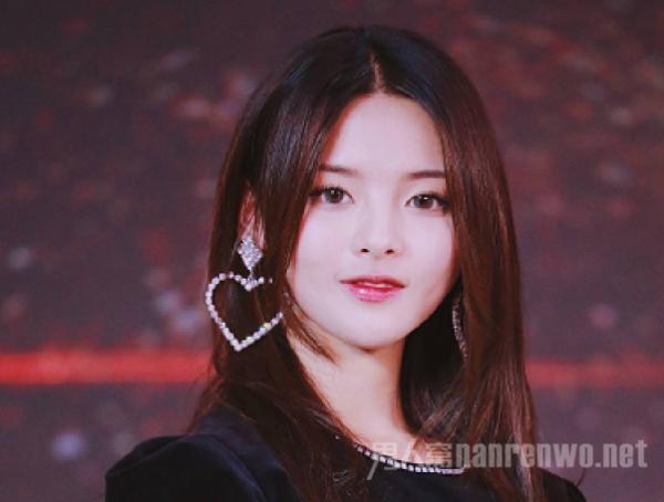 杨超越登上中国新闻周刊封面 是否实至名归？