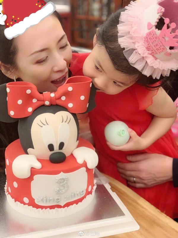汪峰为醒醒庆祝三岁生日 章子怡小苹果笑容同样甜美