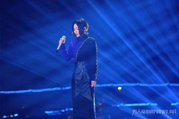 张靓颖剪短头发唱短发，终于放下了过去。