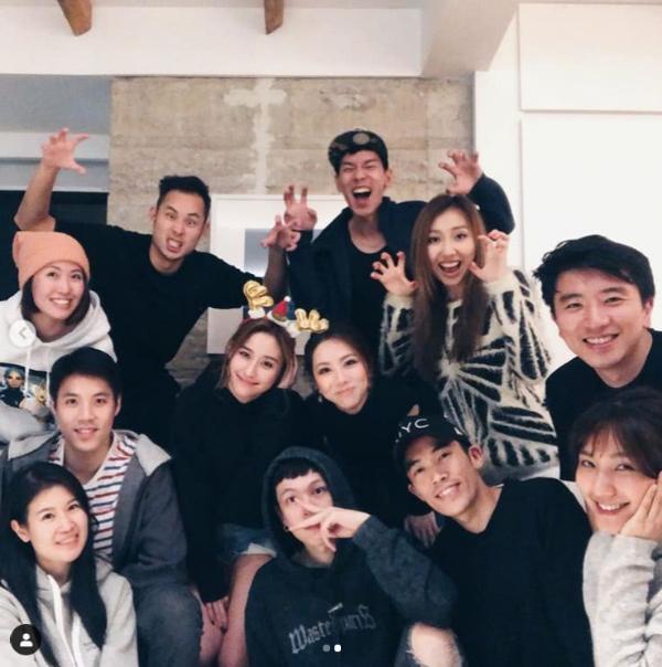 赌王千金何超莲家中开派对 与邓紫棋合照氛围欢乐