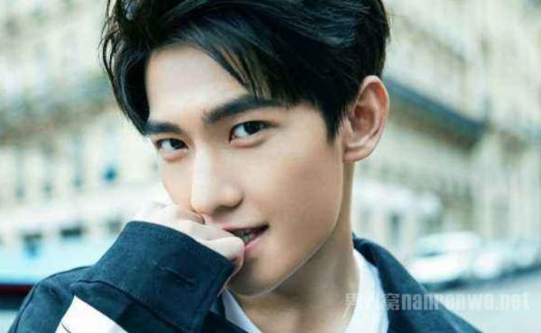 杨洋 想触碰又收回的手 与男舞者互相试探 两钢铁直男